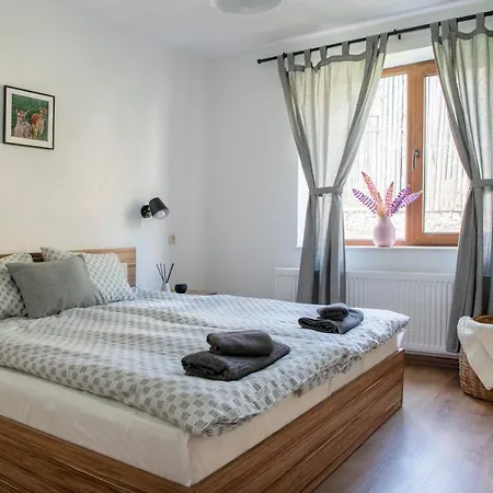Casa de hóspedes къща до гората