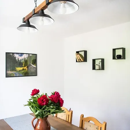 Holiday home къща до гората