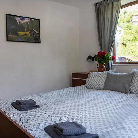 къща до гората Guest house