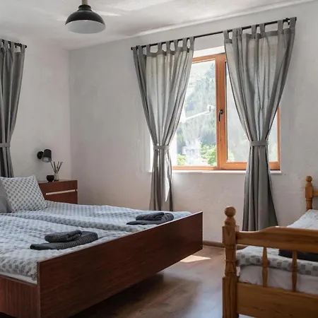 Holiday home къща до гората